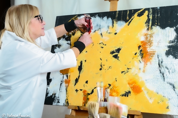 Gabriella Tolli al lavoro